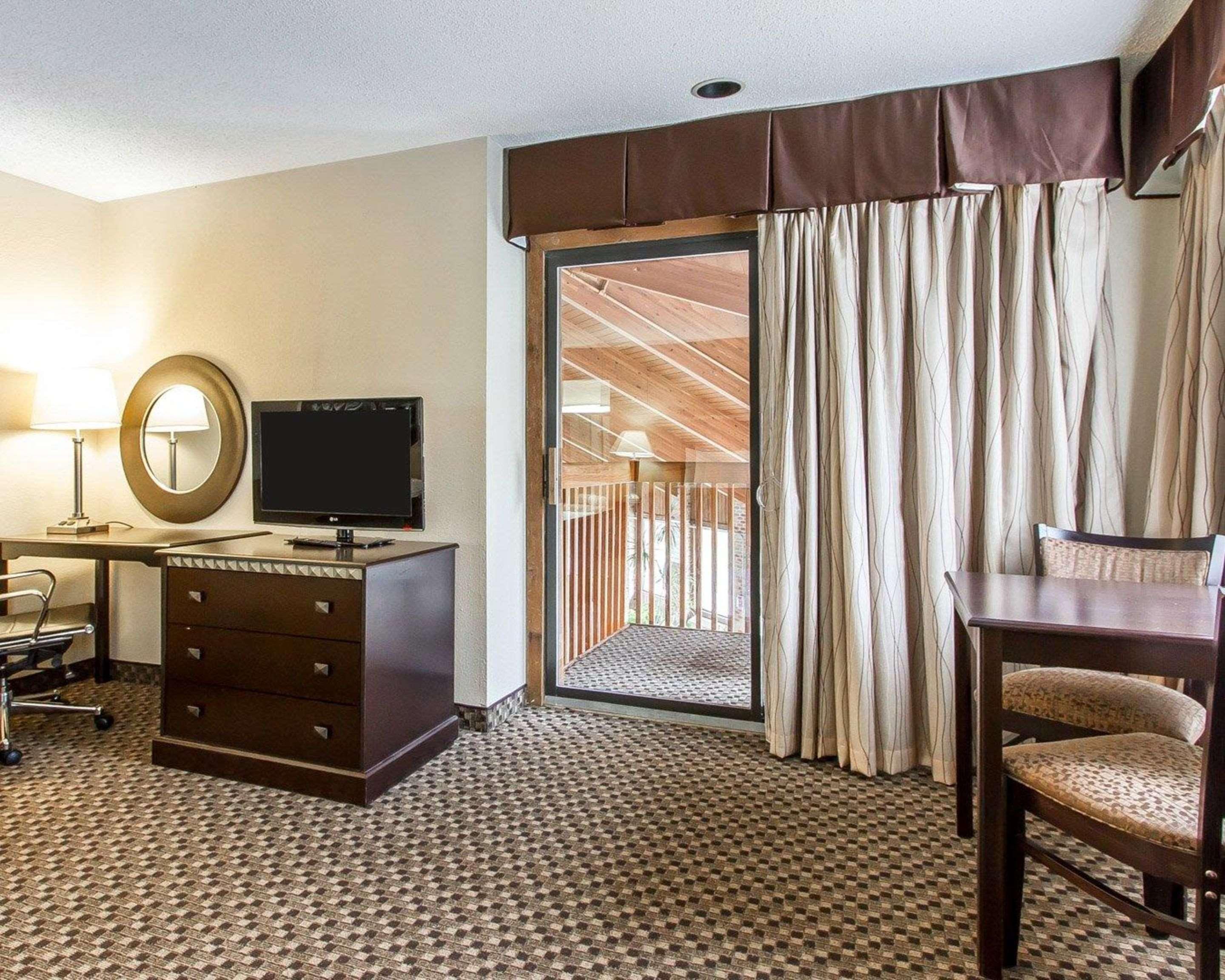 Quality Inn Macomb Near University Area Exterior photo