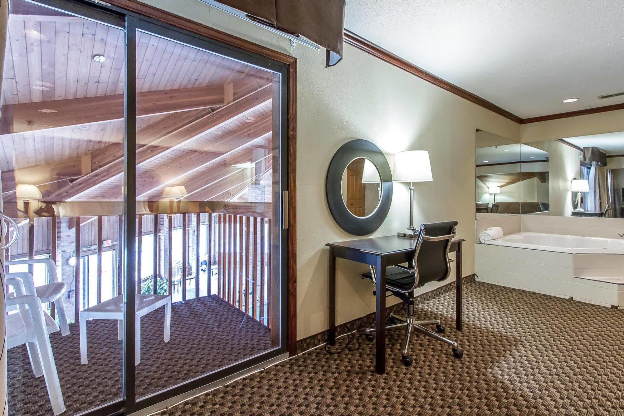 Quality Inn Macomb Near University Area Exterior photo